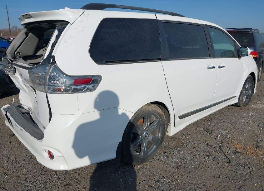 Photo 4 of 2018 Toyota Sienna SE 8 PASSENGER (VIN 5TDXZ3DC5JS939508)