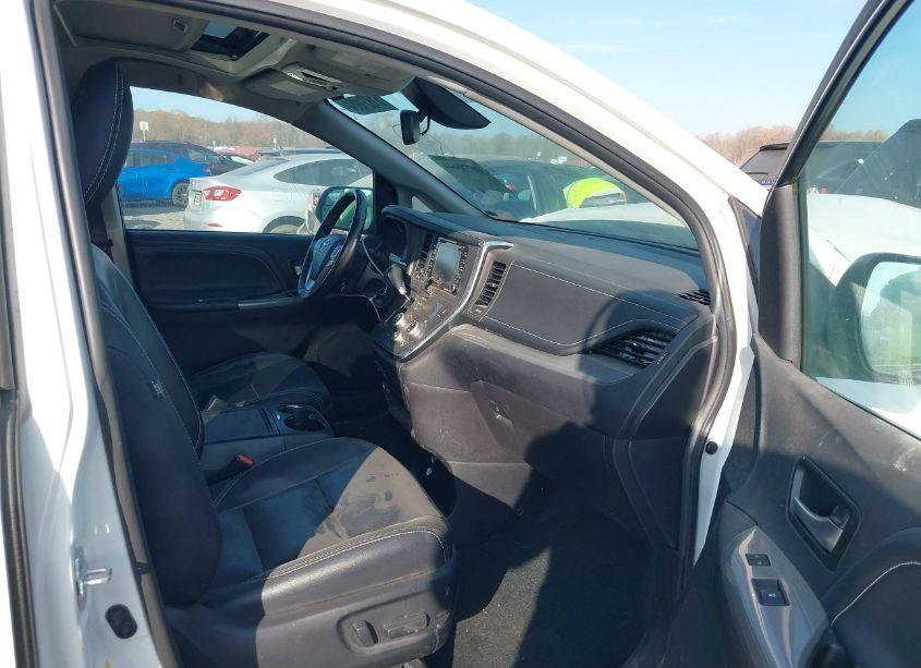 Photo 5 of 2018 Toyota Sienna SE 8 PASSENGER (VIN 5TDXZ3DC5JS939508)