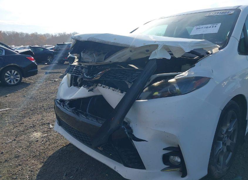 Photo 6 of 2018 Toyota Sienna SE 8 PASSENGER (VIN 5TDXZ3DC5JS939508)