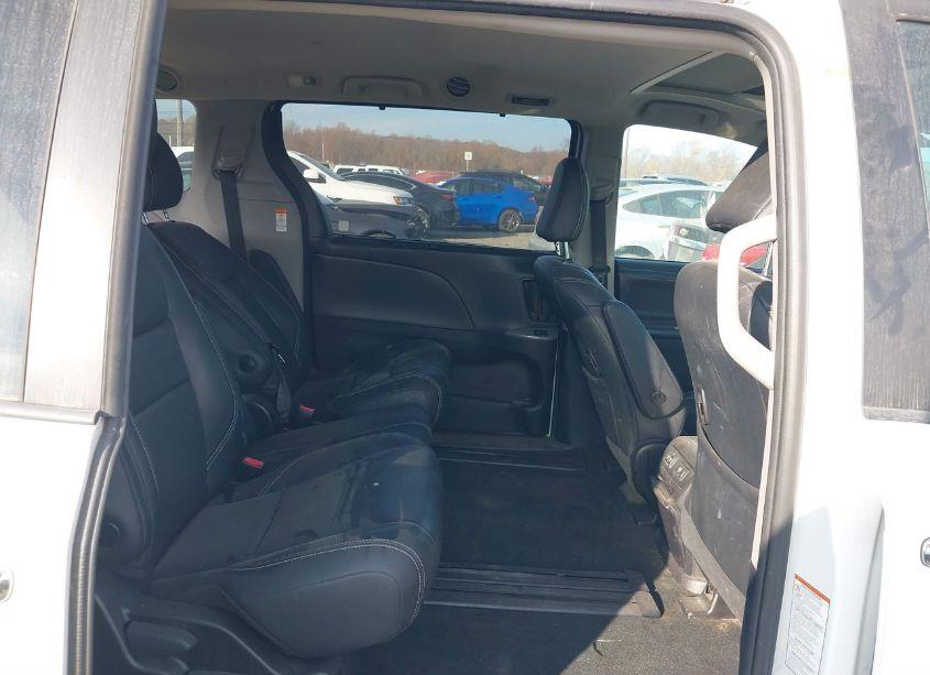 Photo 8 of 2018 Toyota Sienna SE 8 PASSENGER (VIN 5TDXZ3DC5JS939508)