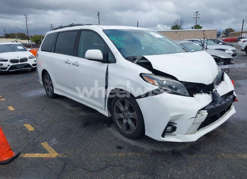 2018 Toyota Sienna SE 8 PASSENGER (VIN 5TDXZ3DC5JS943512) main photo