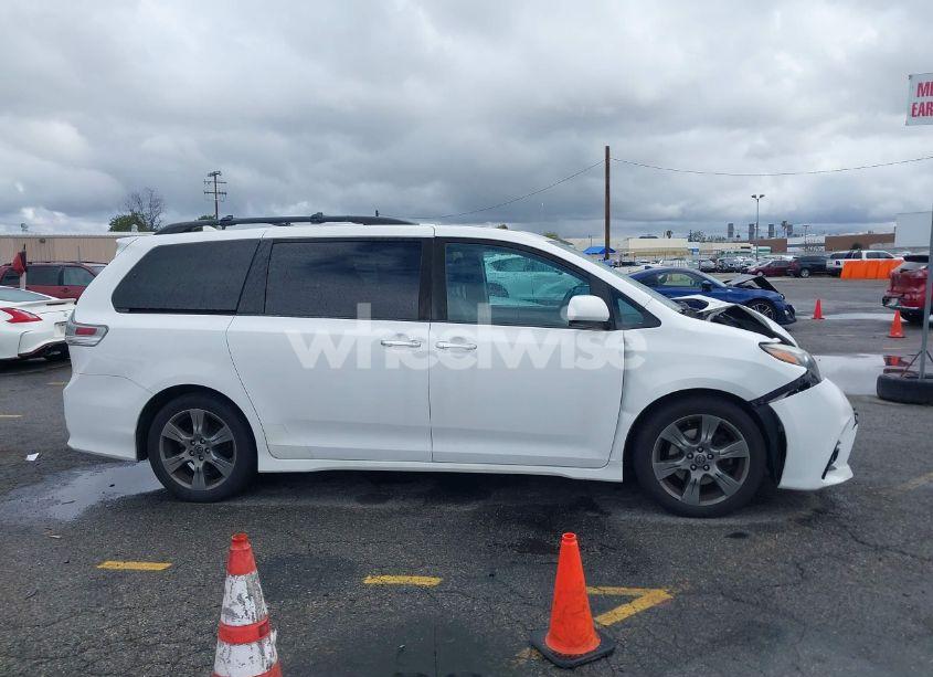 Photo 13 of 2018 Toyota Sienna SE 8 PASSENGER (VIN 5TDXZ3DC5JS943512)