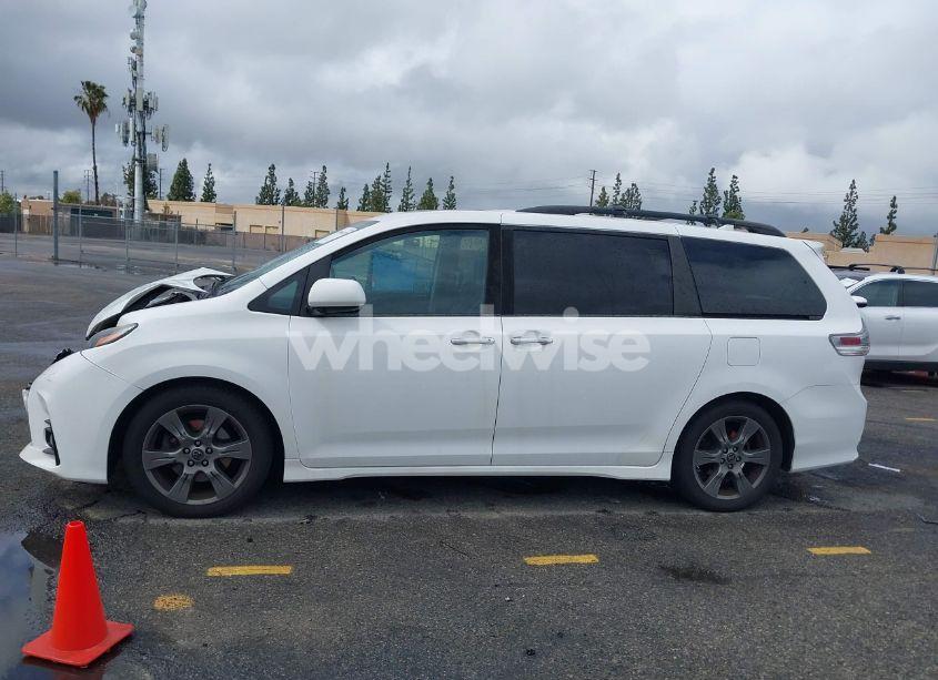 Photo 14 of 2018 Toyota Sienna SE 8 PASSENGER (VIN 5TDXZ3DC5JS943512)