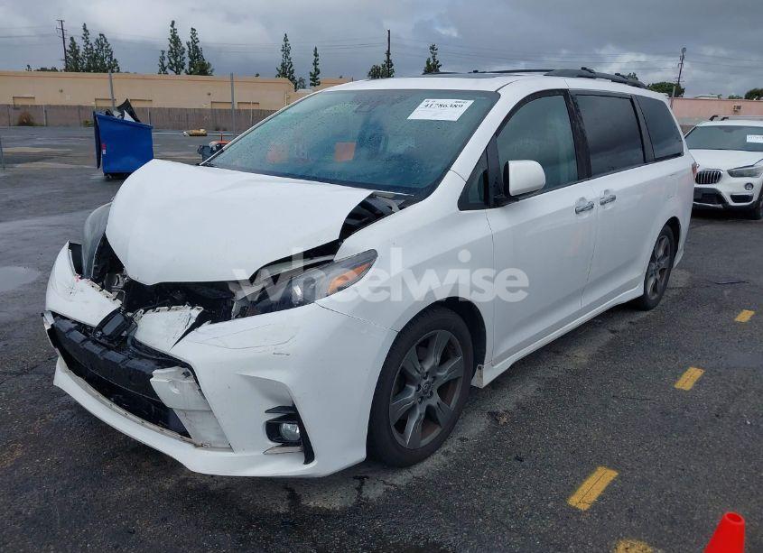 Photo 2 of 2018 Toyota Sienna SE 8 PASSENGER (VIN 5TDXZ3DC5JS943512)