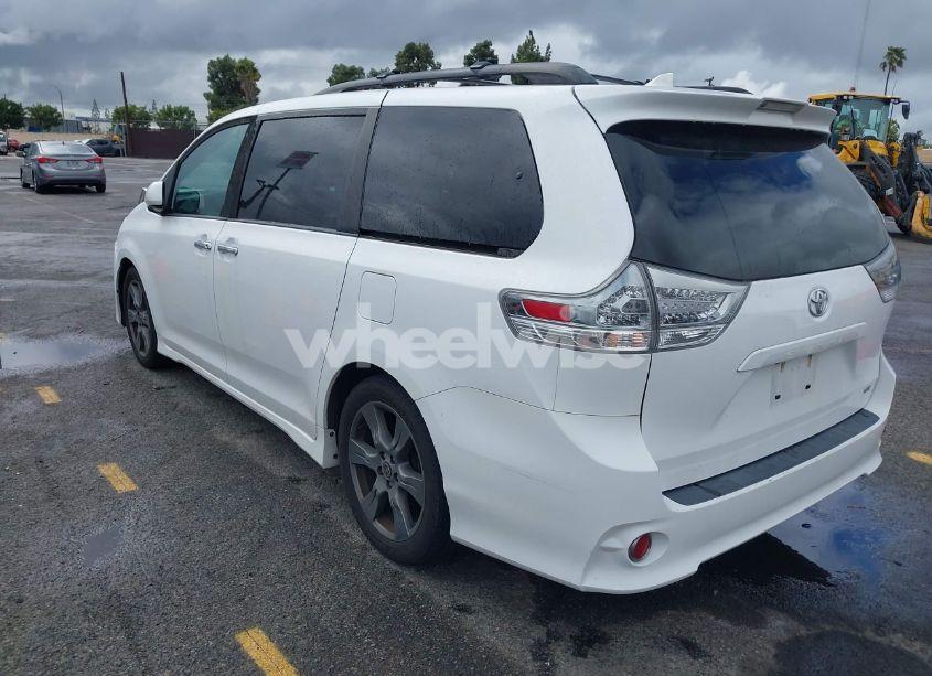 Photo 3 of 2018 Toyota Sienna SE 8 PASSENGER (VIN 5TDXZ3DC5JS943512)