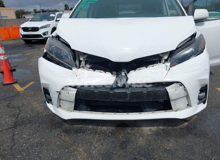 Photo 6 of 2018 Toyota Sienna SE 8 PASSENGER (VIN 5TDXZ3DC5JS943512)