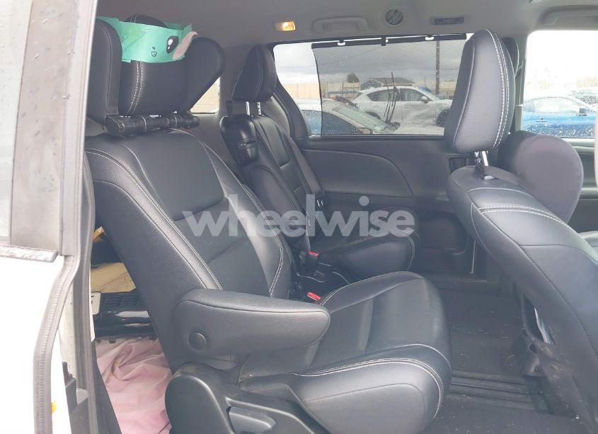 Photo 8 of 2018 Toyota Sienna SE 8 PASSENGER (VIN 5TDXZ3DC5JS943512)