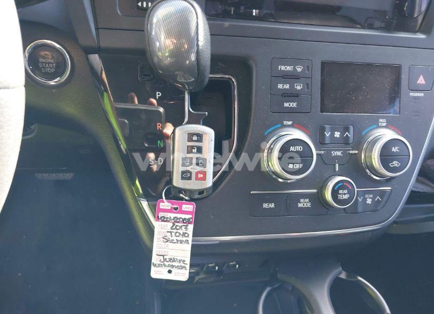 Photo 11 of 2017 Toyota Sienna SE (VIN 5TDXZ3DC6HS812907)