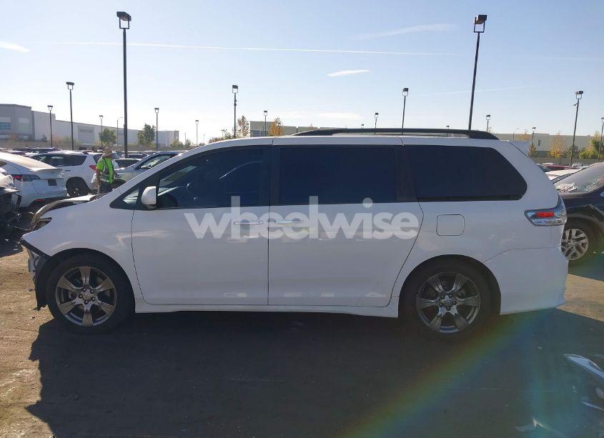 Photo 15 of 2017 Toyota Sienna SE (VIN 5TDXZ3DC6HS812907)