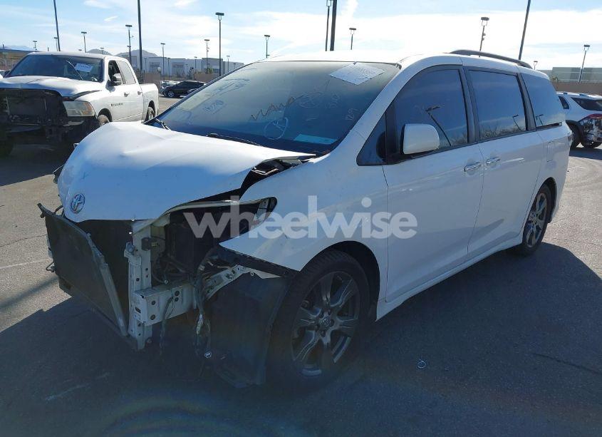 Photo 2 of 2017 Toyota Sienna SE (VIN 5TDXZ3DC6HS812907)