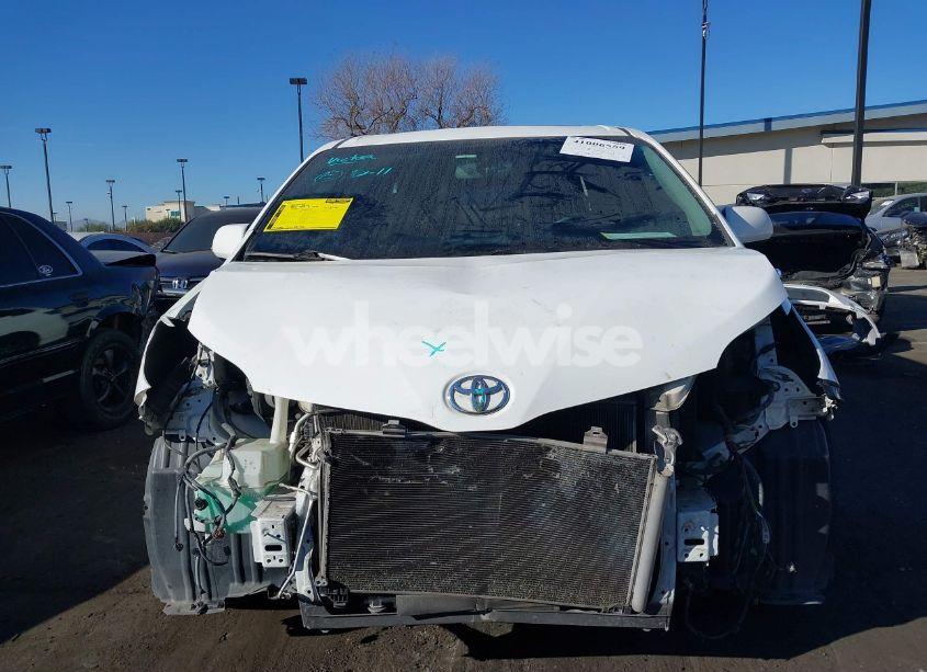 Photo 6 of 2017 Toyota Sienna SE (VIN 5TDXZ3DC6HS812907)