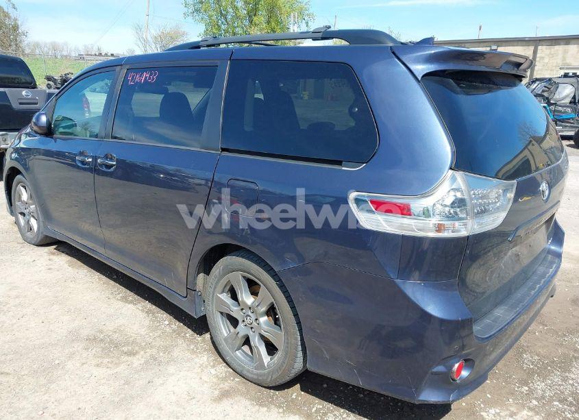 Photo 3 of 2019 Toyota Sienna SE PREMIUM 8 PASSENGER (VIN 5TDXZ3DC7KS987688)