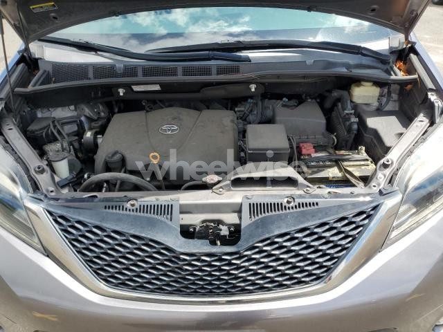 2017 TOYOTA SIENNA SE (VIN 5TDXZ3DC8HS784298) main photo