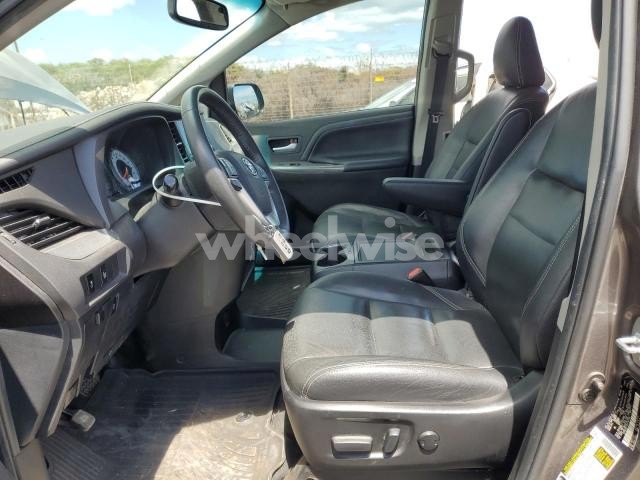 Photo 2 of 2017 TOYOTA SIENNA SE (VIN 5TDXZ3DC8HS784298)