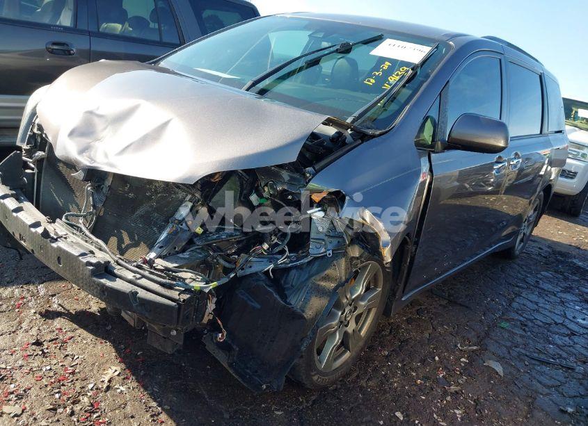 Photo 2 of 2020 Toyota Sienna SE (VIN 5TDXZ3DC8LS039639)