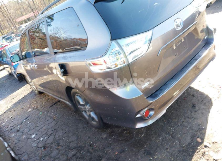Photo 3 of 2020 Toyota Sienna SE (VIN 5TDXZ3DC8LS039639)