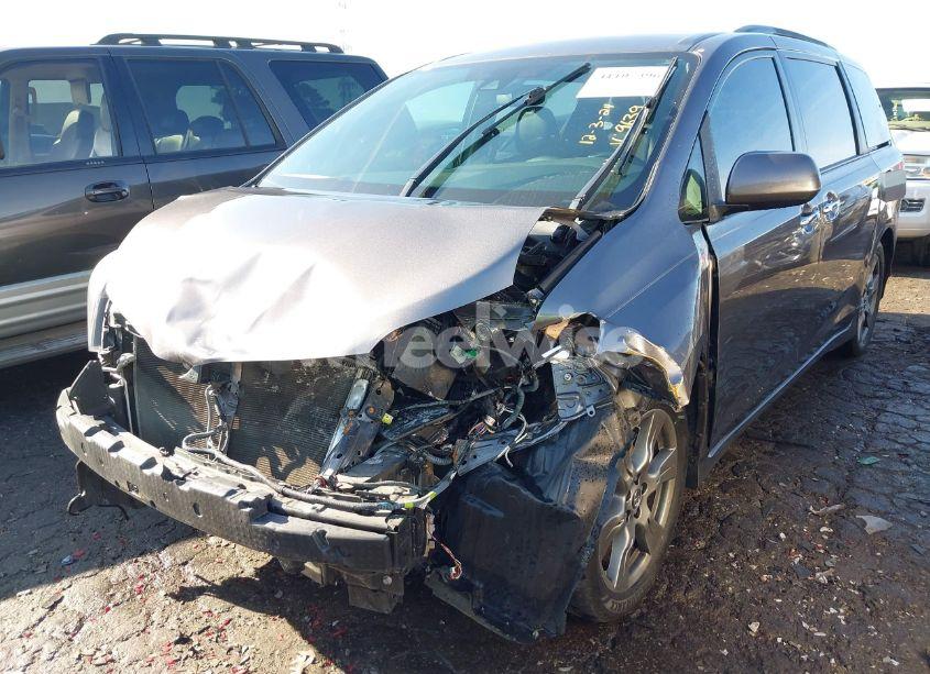 Photo 6 of 2020 Toyota Sienna SE (VIN 5TDXZ3DC8LS039639)