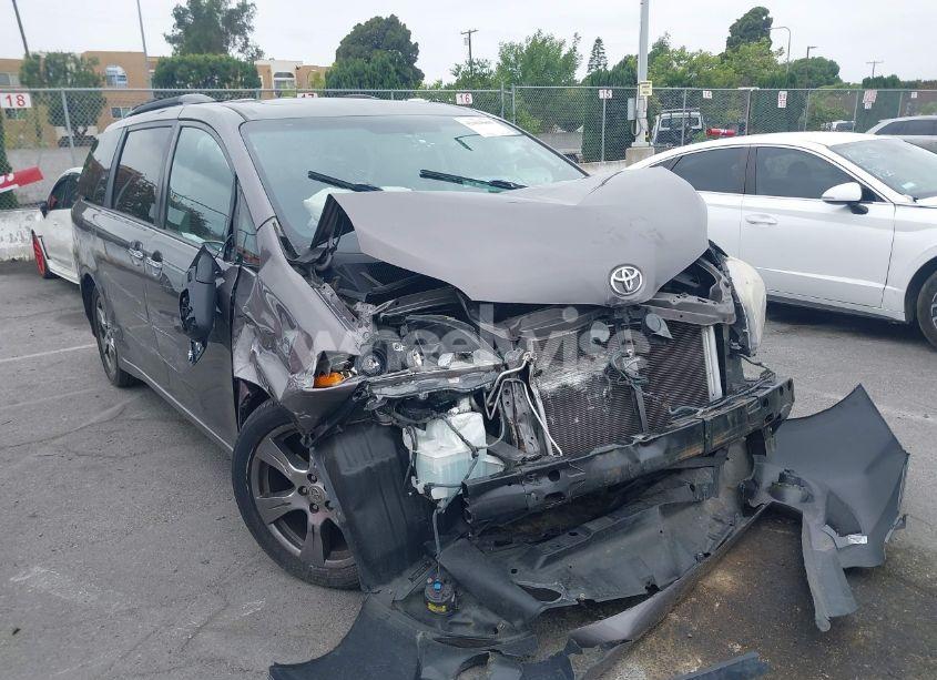 2017 Toyota Sienna SE PREMIUM 8 PASSENGER (VIN 5TDXZ3DC9HS809810) main photo
