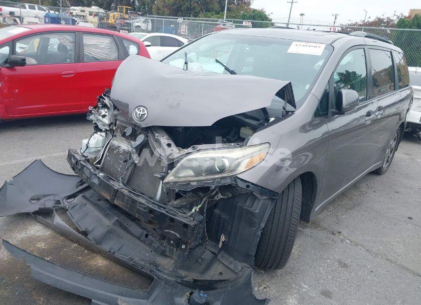 Photo 2 of 2017 Toyota Sienna SE PREMIUM 8 PASSENGER (VIN 5TDXZ3DC9HS809810)