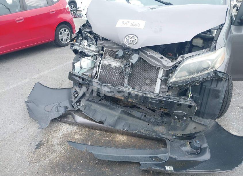 Photo 6 of 2017 Toyota Sienna SE PREMIUM 8 PASSENGER (VIN 5TDXZ3DC9HS809810)