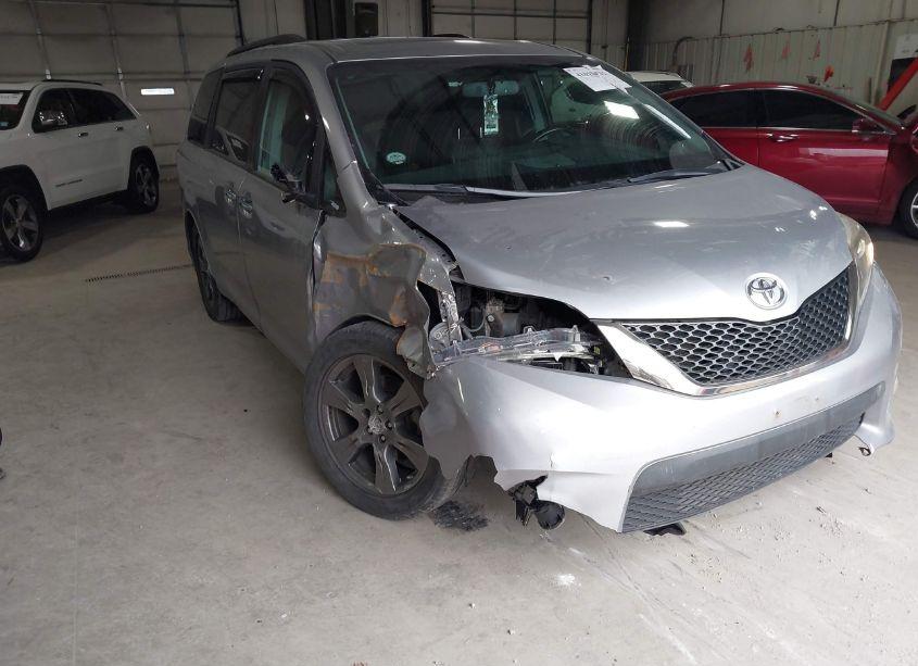 2017 Toyota Sienna SE (VIN 5TDXZ3DC9HS885348) main photo