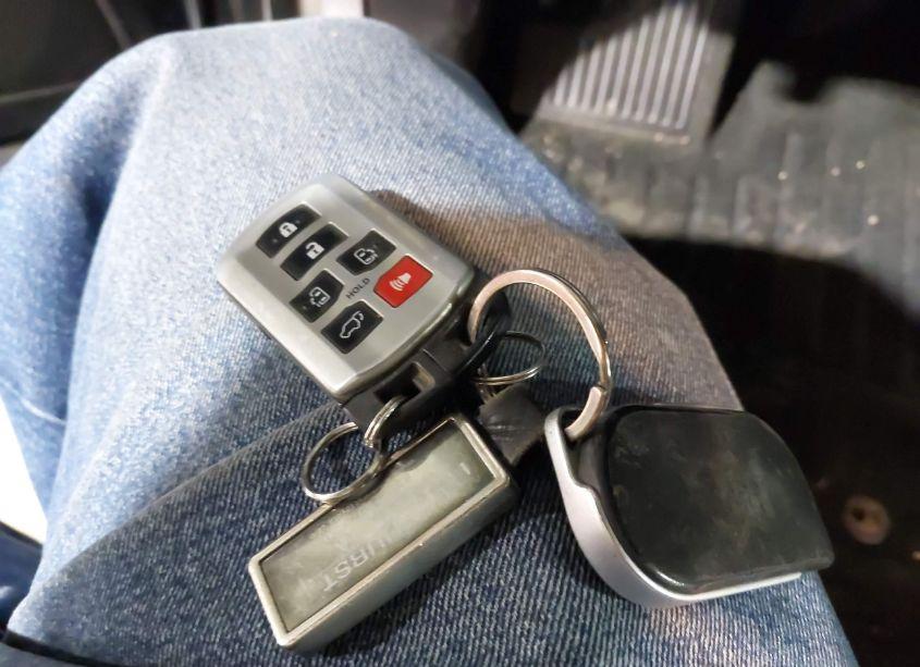 Photo 11 of 2017 Toyota Sienna SE (VIN 5TDXZ3DC9HS885348)