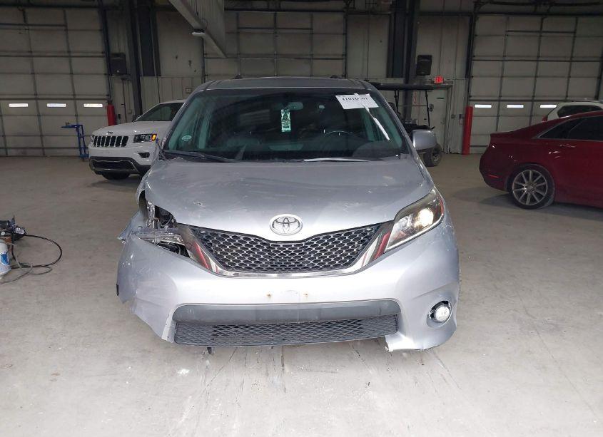 Photo 12 of 2017 Toyota Sienna SE (VIN 5TDXZ3DC9HS885348)