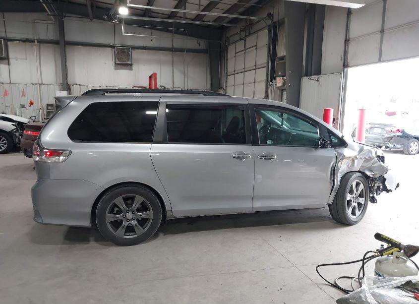 Photo 13 of 2017 Toyota Sienna SE (VIN 5TDXZ3DC9HS885348)