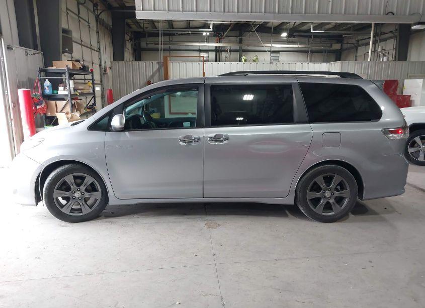 Photo 14 of 2017 Toyota Sienna SE (VIN 5TDXZ3DC9HS885348)