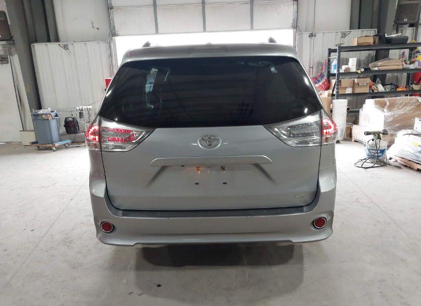 Photo 16 of 2017 Toyota Sienna SE (VIN 5TDXZ3DC9HS885348)