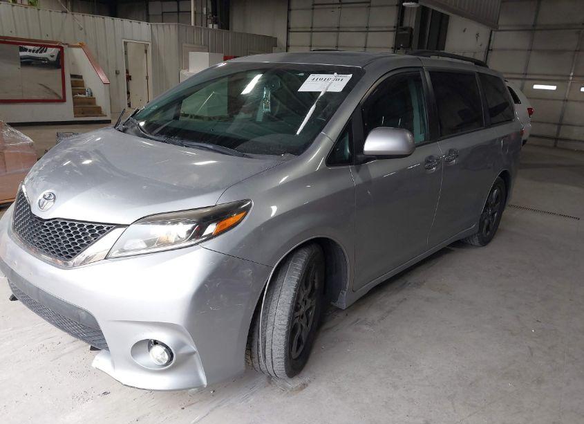 Photo 2 of 2017 Toyota Sienna SE (VIN 5TDXZ3DC9HS885348)