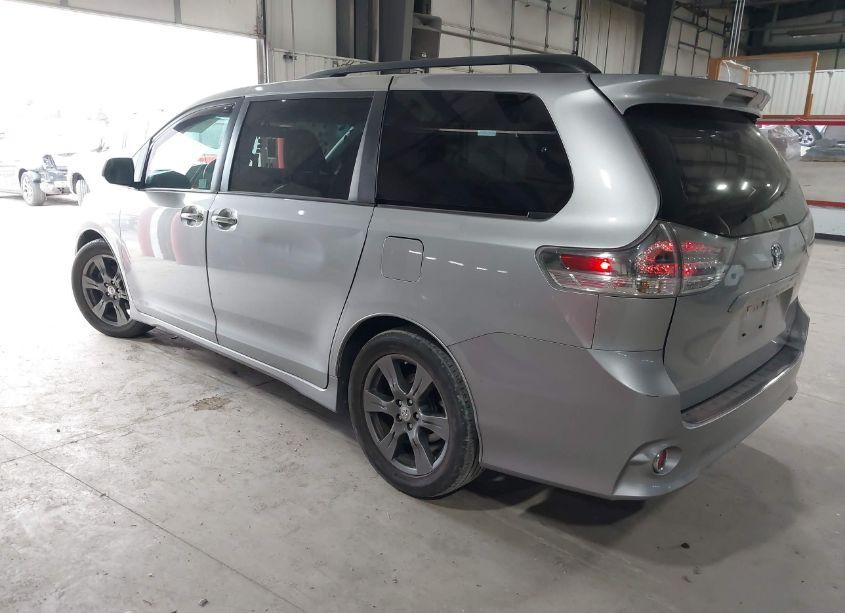 Photo 3 of 2017 Toyota Sienna SE (VIN 5TDXZ3DC9HS885348)