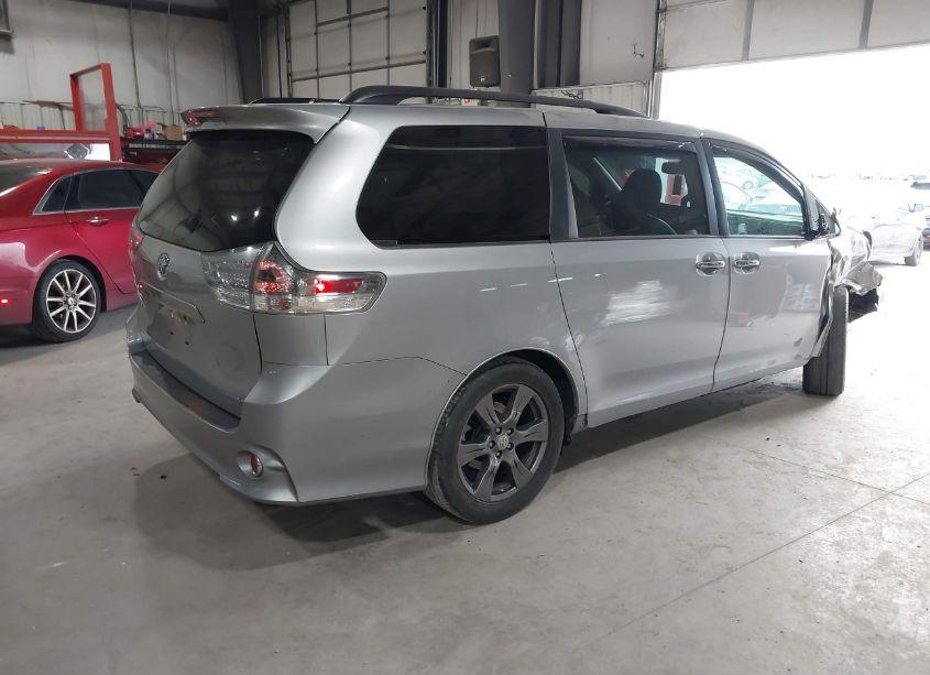 Photo 4 of 2017 Toyota Sienna SE (VIN 5TDXZ3DC9HS885348)