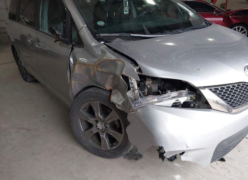 Photo 6 of 2017 Toyota Sienna SE (VIN 5TDXZ3DC9HS885348)