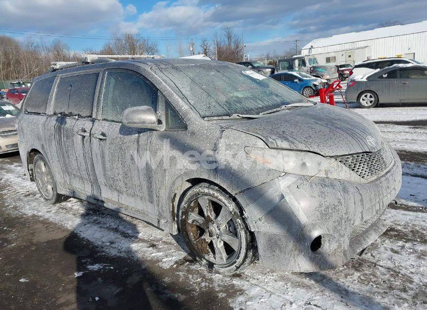 2017 Toyota Sienna SE (VIN 5TDXZ3DC9HS900527) main photo