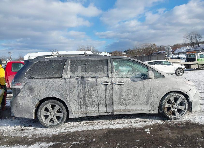 Photo 13 of 2017 Toyota Sienna SE (VIN 5TDXZ3DC9HS900527)