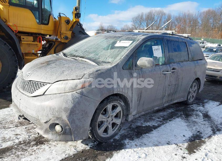 Photo 2 of 2017 Toyota Sienna SE (VIN 5TDXZ3DC9HS900527)