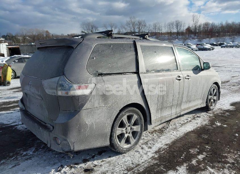 Photo 4 of 2017 Toyota Sienna SE (VIN 5TDXZ3DC9HS900527)