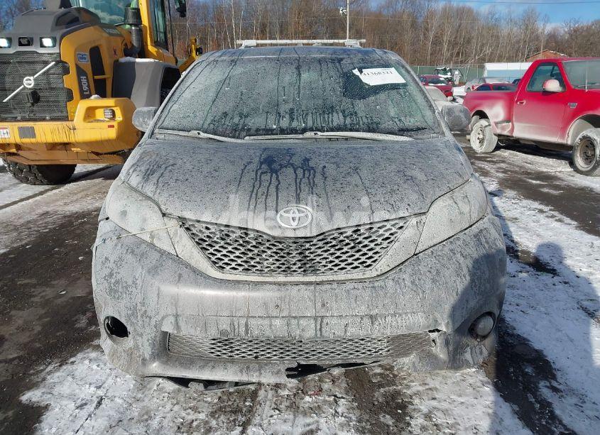 Photo 6 of 2017 Toyota Sienna SE (VIN 5TDXZ3DC9HS900527)