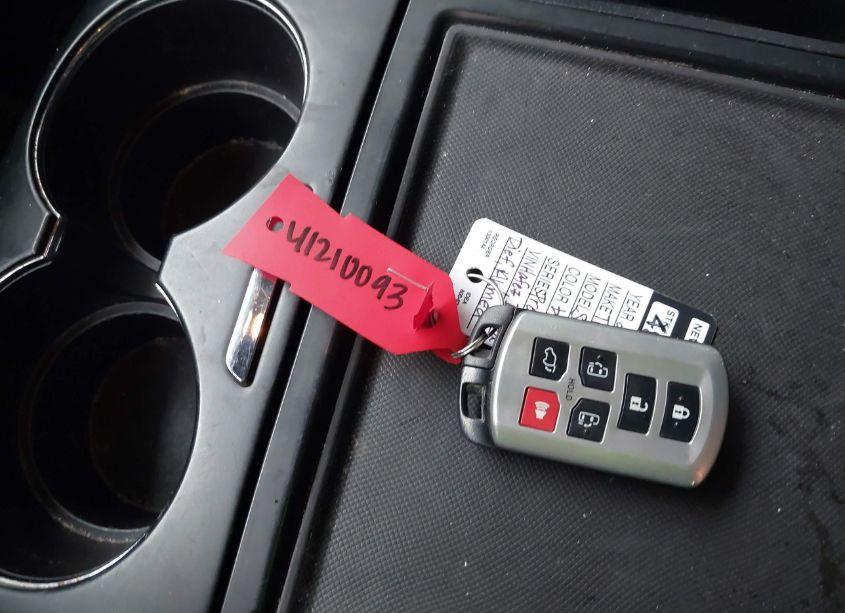 Photo 11 of 2017 Toyota Sienna SE (VIN 5TDXZ3DCXHS859969)