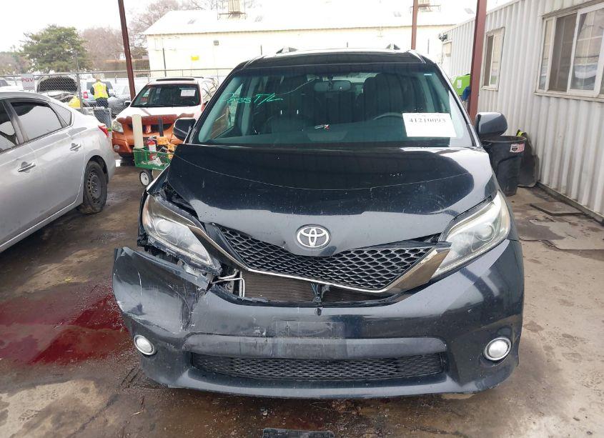 Photo 12 of 2017 Toyota Sienna SE (VIN 5TDXZ3DCXHS859969)