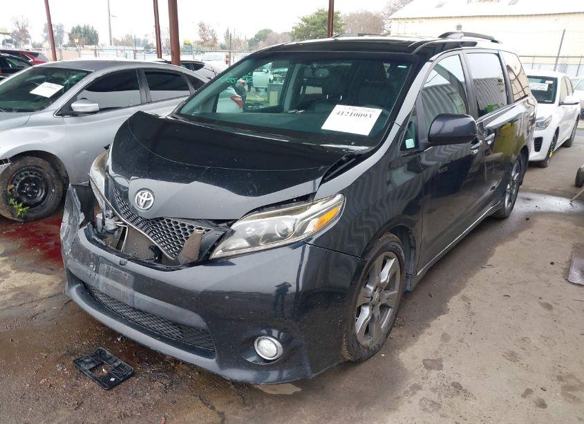 Photo 2 of 2017 Toyota Sienna SE (VIN 5TDXZ3DCXHS859969)