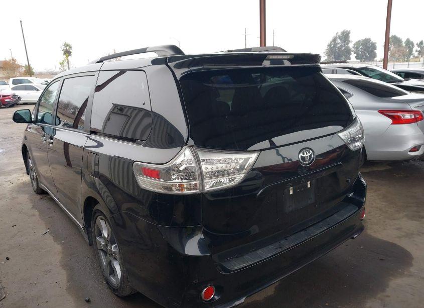 Photo 3 of 2017 Toyota Sienna SE (VIN 5TDXZ3DCXHS859969)