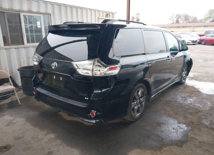 Photo 4 of 2017 Toyota Sienna SE (VIN 5TDXZ3DCXHS859969)