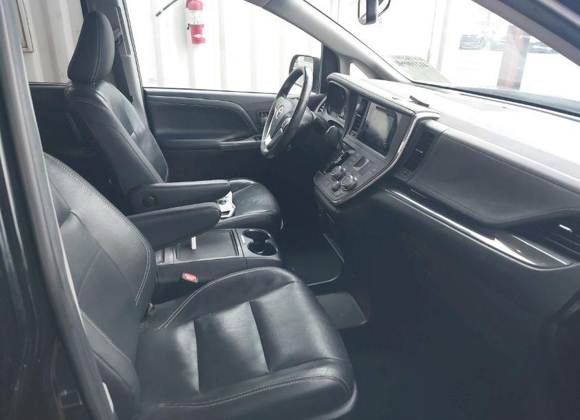 Photo 5 of 2017 Toyota Sienna SE (VIN 5TDXZ3DCXHS859969)