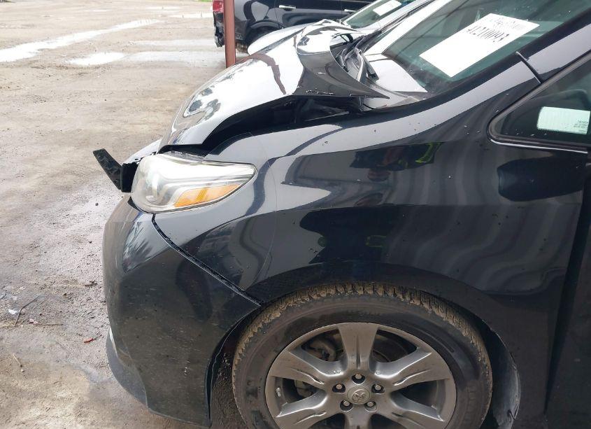 Photo 6 of 2017 Toyota Sienna SE (VIN 5TDXZ3DCXHS859969)