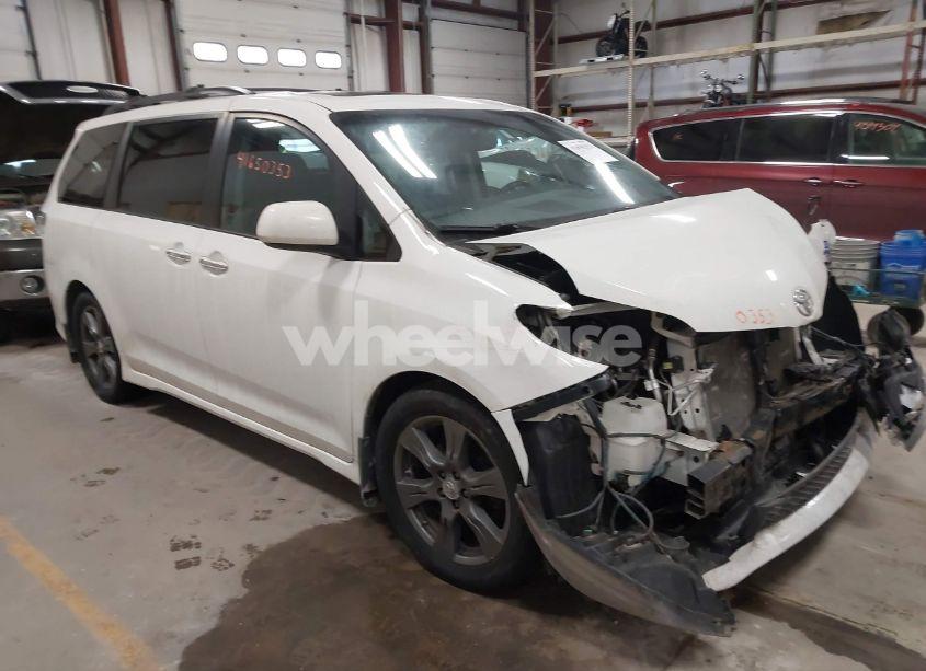 2017 Toyota Sienna SE (VIN 5TDXZ3DCXHS875329) main photo