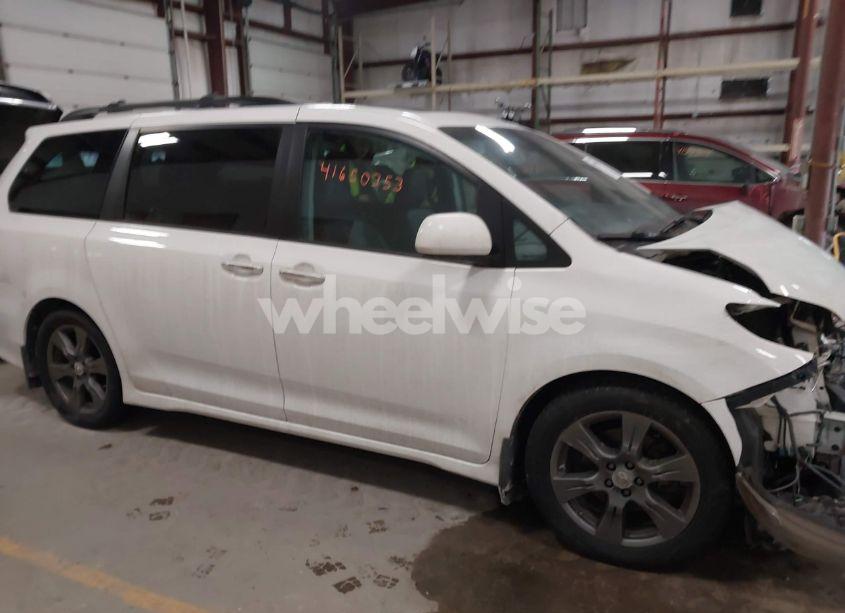 Photo 13 of 2017 Toyota Sienna SE (VIN 5TDXZ3DCXHS875329)