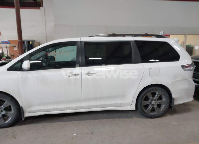 Photo 14 of 2017 Toyota Sienna SE (VIN 5TDXZ3DCXHS875329)