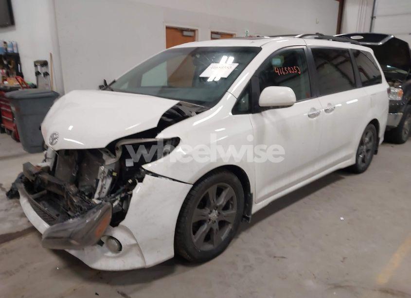 Photo 2 of 2017 Toyota Sienna SE (VIN 5TDXZ3DCXHS875329)